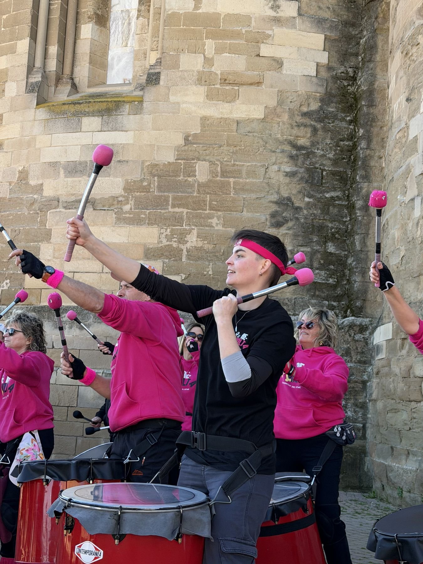 Percussionista de Revolta tocant amb força durant una actuació al carrer