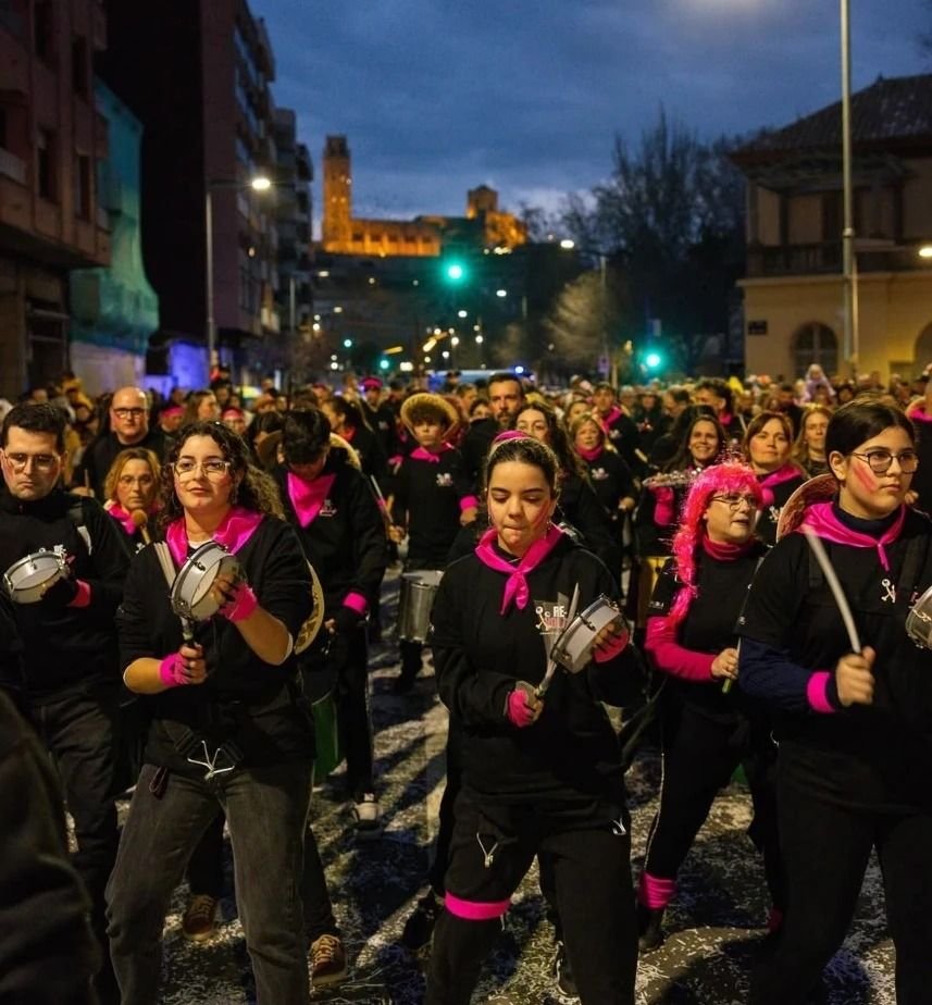 Desfilada nocturna de Revolta amb centenars de persones i el castell de la Seu Vella il·luminat al fons